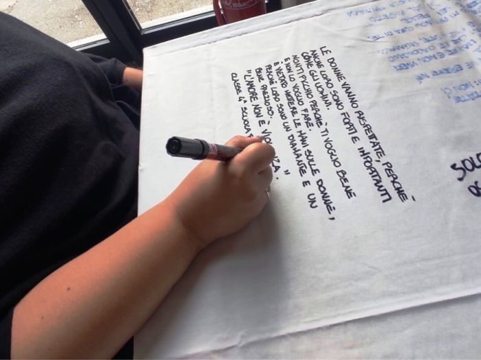 Un bambino scrive sul lenzuolo