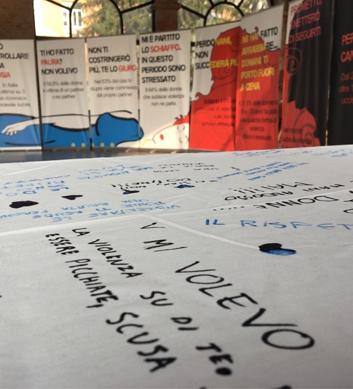Scritte lasciate dai visitatori durante la tappa della mostra a Incisa Scapaccino