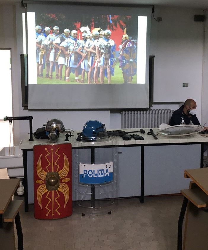 Al Liceo Vercelli polizia in cattedra con il Reparto mobile