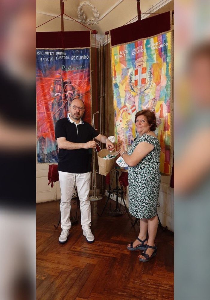 Il sindaco Rasero consegna alla segretaria Con Te Caterina Briatore una borsa di tappi