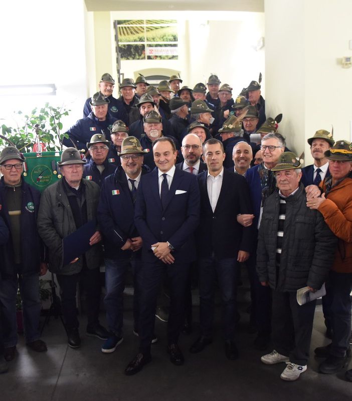 Il gruppo di Penne Nere ad Astiss con le autorità presenti all’incontro.