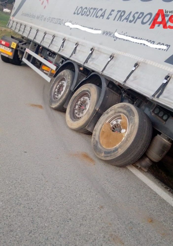 Il navigatore porta... fuori strada un camion a Canelli