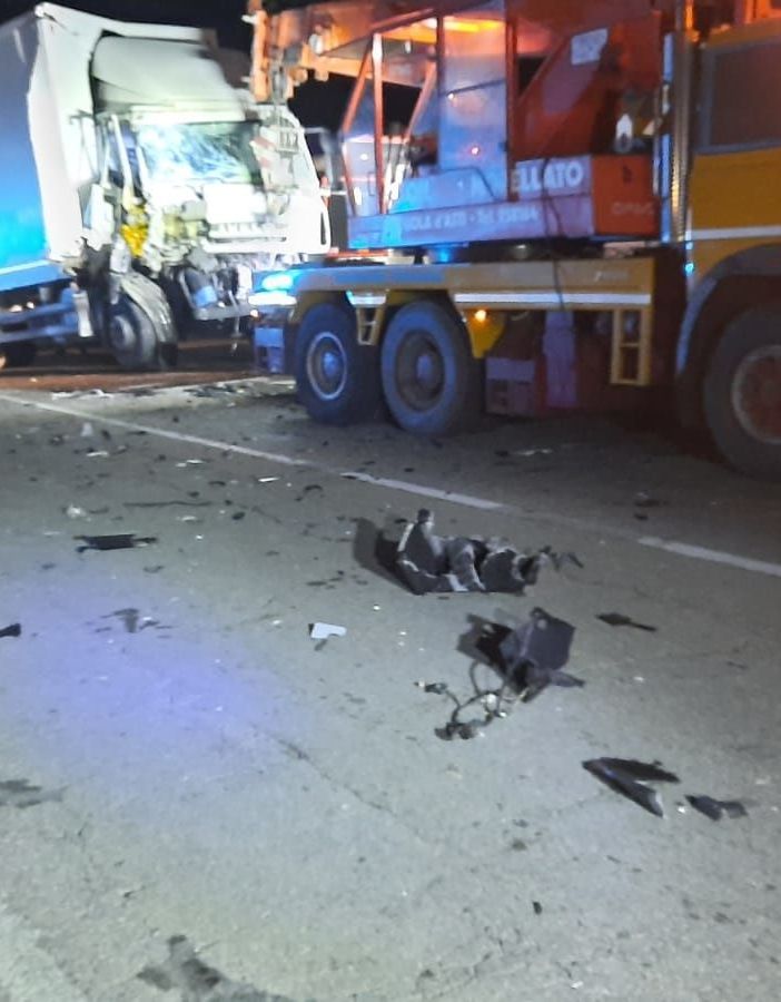 Scontro tra mezzi pesanti nella notte in corso Alessandria. I conducenti in ospedale