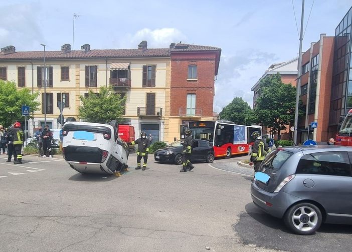 Incidente in corso Torino, due le auto coinvolte: una persona ferita e traffico in tilt