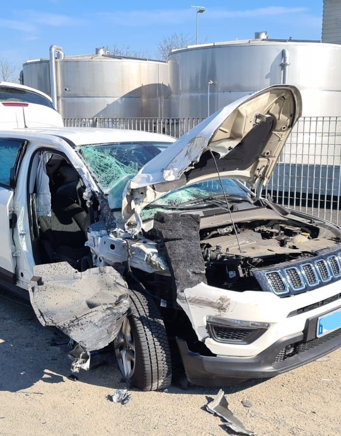 Incidente stradale a Castello di Annone, auto urta violentemente un tir
