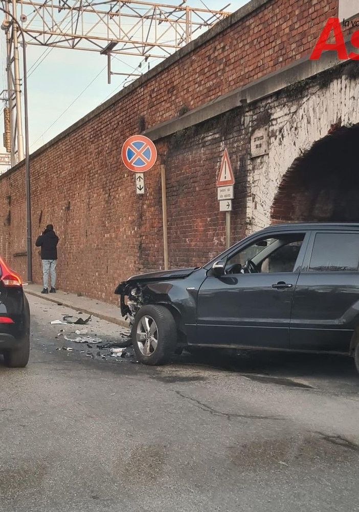 Incidente in corso Gramsci, coinvolti tre veicoli, per una probabile mancata precedenza all'uscita del sottopasso