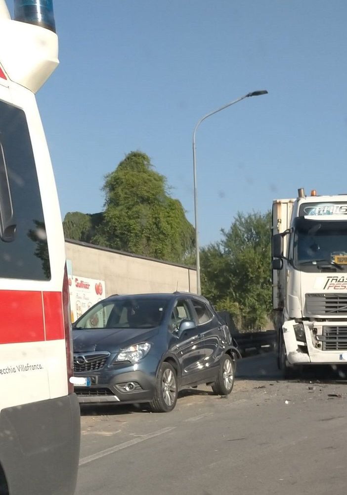 Tamponamento a catena a Villafranca, 4 feriti