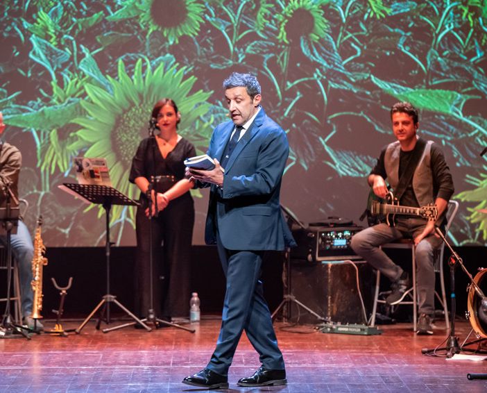 Questa sera Flavio Insinna racconta la sua felicità al Teatro Alfieri di Asti