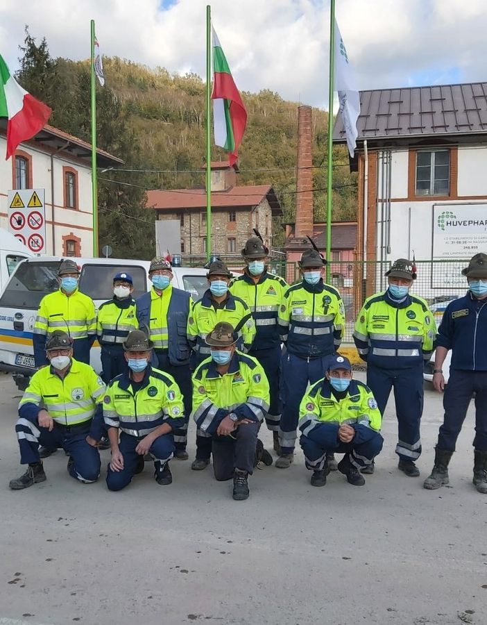 Una delle squadre degli Alpini astigiani della P.C. che hanno operato nelle zone dell’alluvione nel Cuneese
