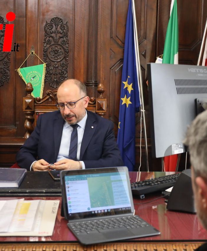 Il sindaco Rasero ritratto nel suo studio durante una precedente intervista (ph. Merfephoto - Efrem Zanchettin)