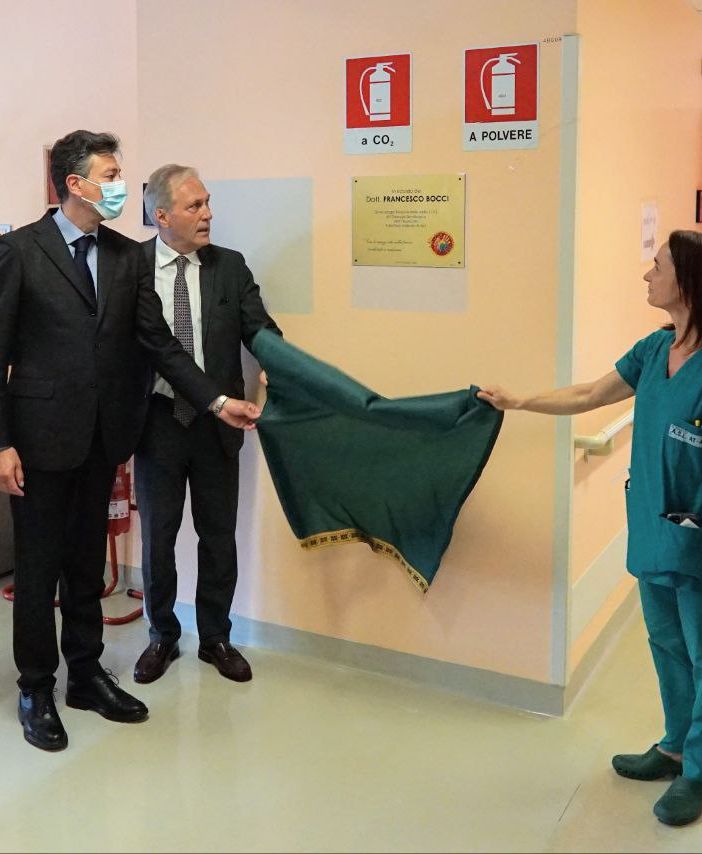 La scopertura della targa. Con il prefetto e il dirigente Barbero, la moglie Gabriella (in verde). MerfePhoto