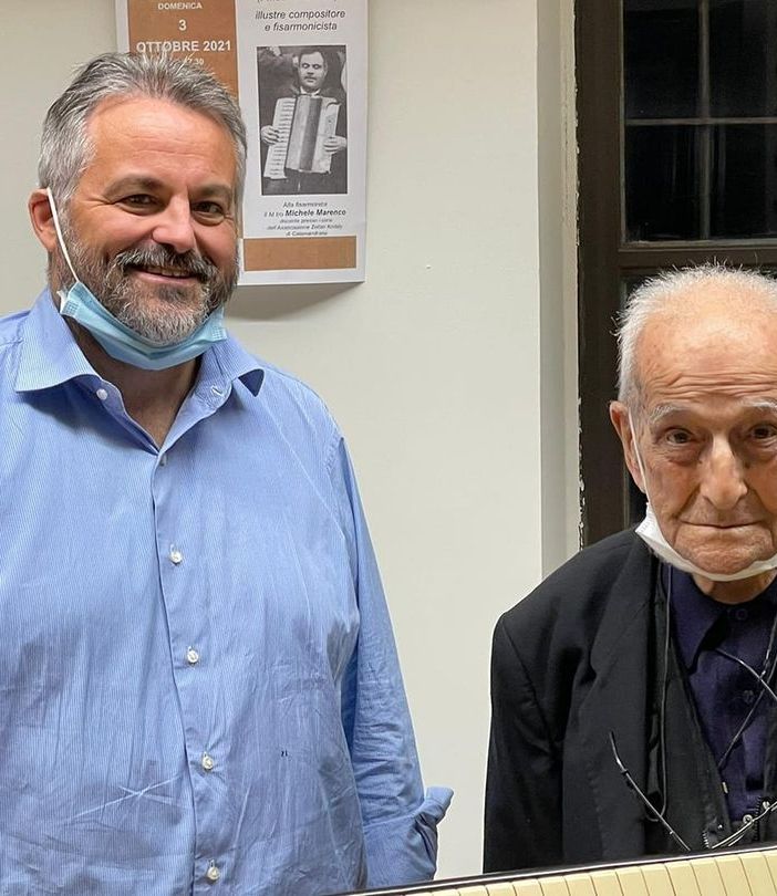 Don Minetti ritratto con il sindaco di Calamandrana Fabio Isnardi (immagine tratta dal profilo Facebook del sindaco)