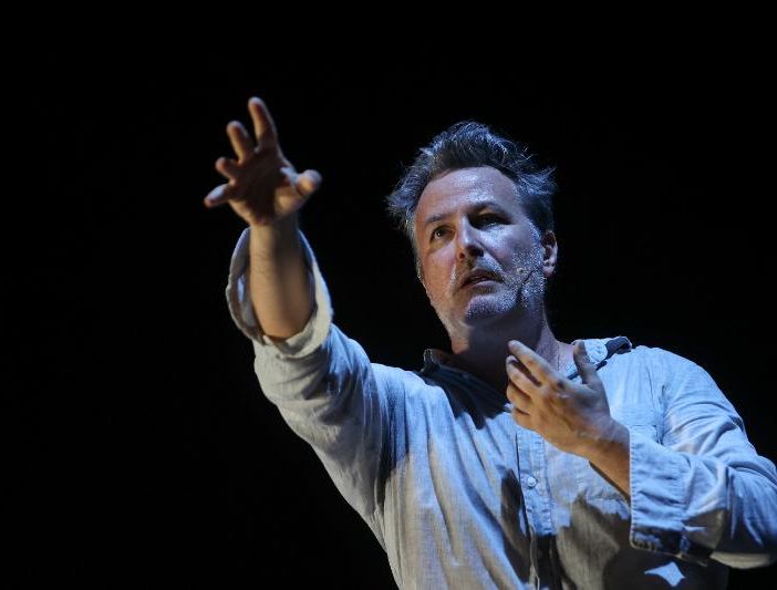 Mercoledì 15 marzo al Teatro Alfieri di Asti torna Davide Enia con “Italia-Brasile 3 a due – Il ritorno”