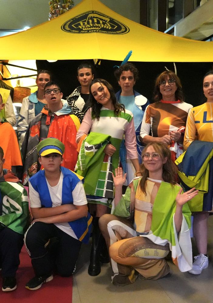 Italia Furlan con alcuni dei ragazzi che hanno sfilato