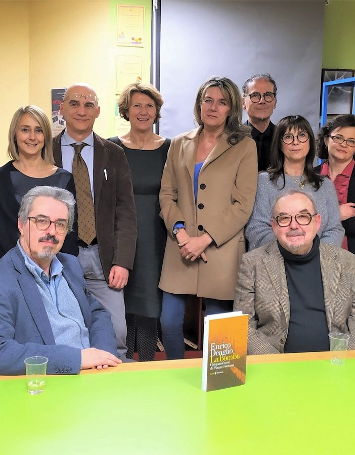 i protagonisti dell'incontro e alcuni rappresentanti del direttivo dell'associazione Memoria Viva Canelli e del Consiglio di Biblioteca Gigi Monticone