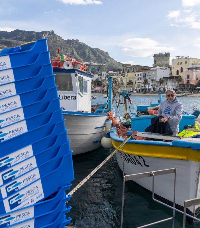 A lezione di sostenibilità nel mare di Ischia. Addio al polistirolo, la pesca diventa eco-friendly