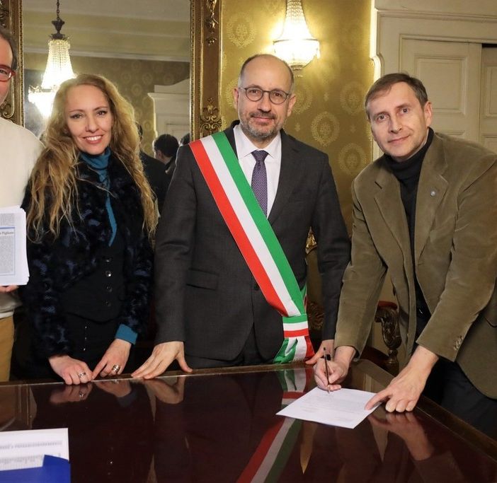 La consegna delle firme dal comitato al sindaco Rasero