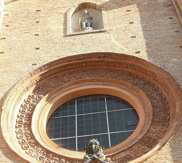 La statua di San Secondo sulla facciata della Collegiata di Asti