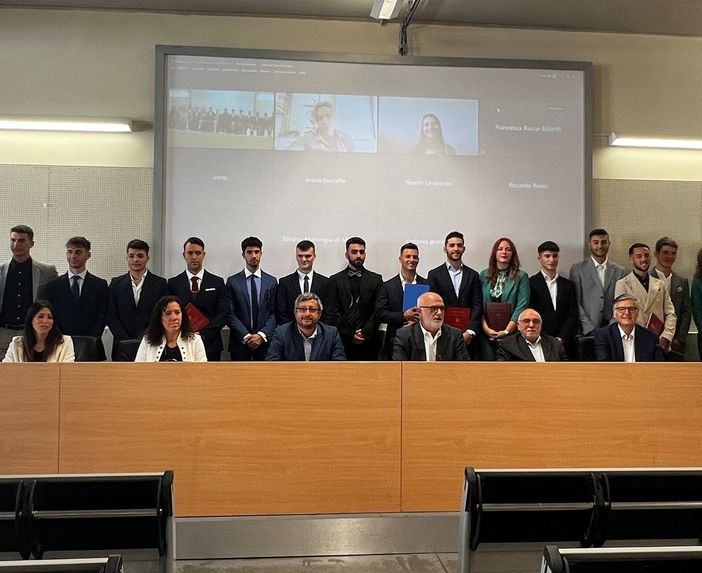 Foto di gruppo per 25 dei 50 neo laureati, i restanti nell'immagine a fine articolo