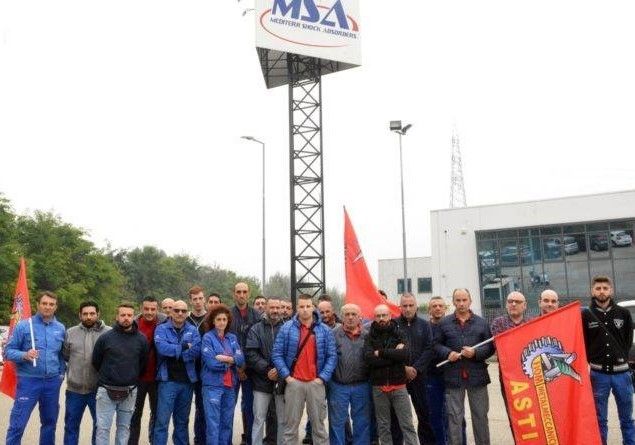 Lavoratori in sciopero (foto facebook Casa del Popolo)