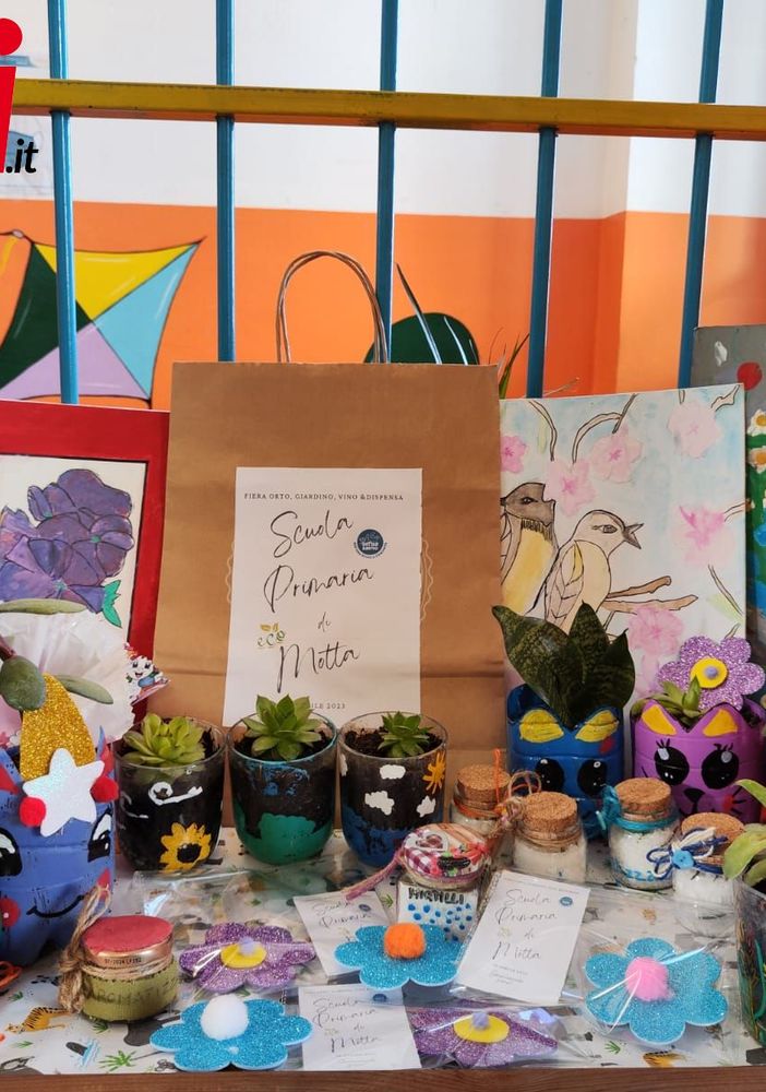 Alcuni degli oggetti realizzati dai bimbi e dalle bimbe della scuola primaria di Motta. Questa immagine, così come tutte le altre presenti a fine articolo, è stata gentilmente fornita dalle insegnanti della scuola, che ringraziamo per la collaborazione