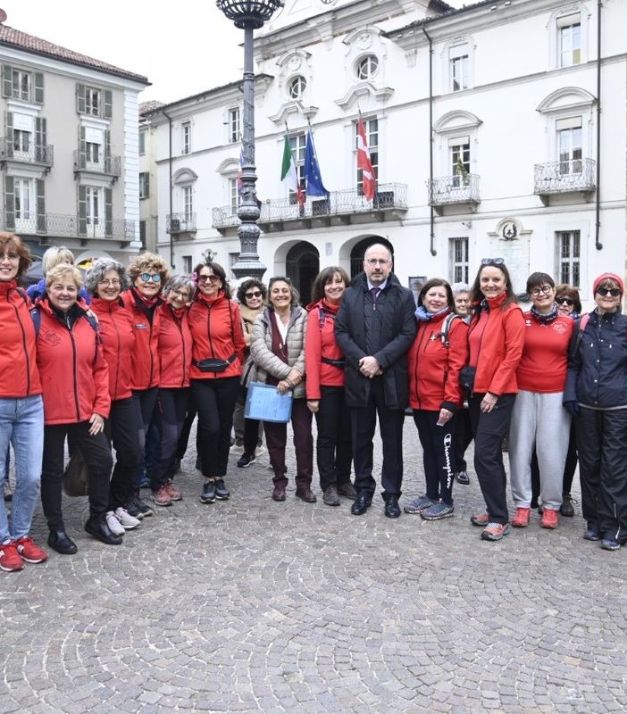 Le partecipanti alla camminata nel centro cittadino ritratte con il sindaco Rasero