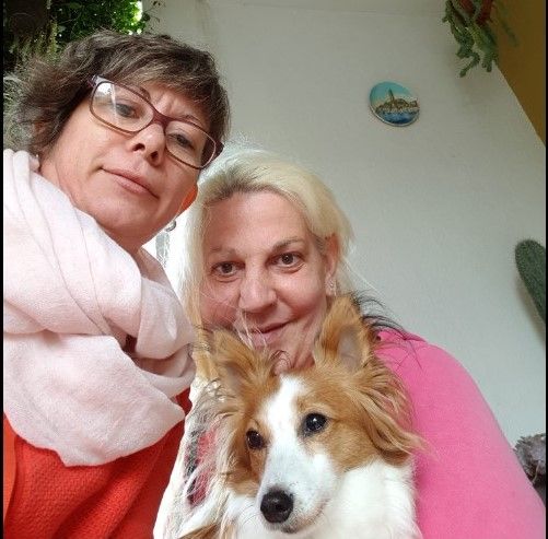 Linda (a sinistra) e Emanuela Pines - Immagine tratta dal profilo Facebook di quest'ultima Linda (a sinistra) e Emanuela Pines - Immagine tratta dal profilo Facebook di quest'ultima