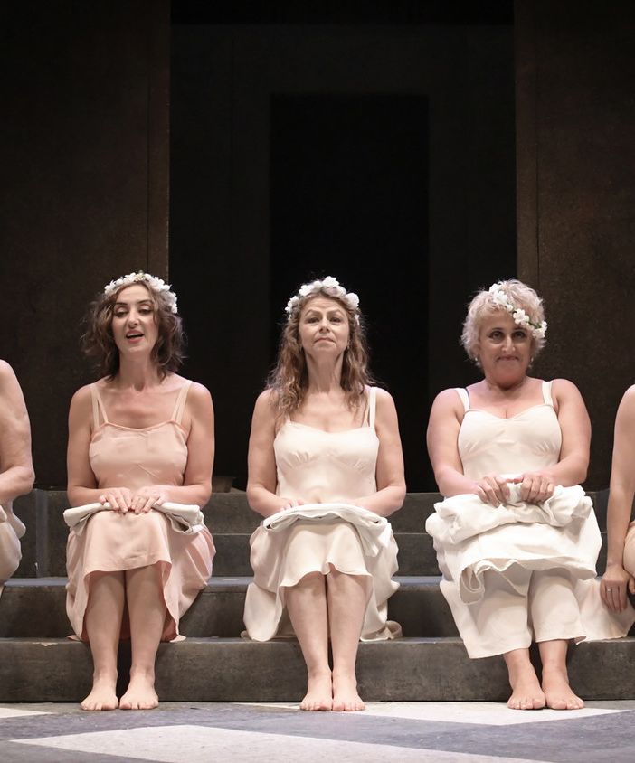 Un'immagine di scena di Lisistrata (ph. A. Botticelli)