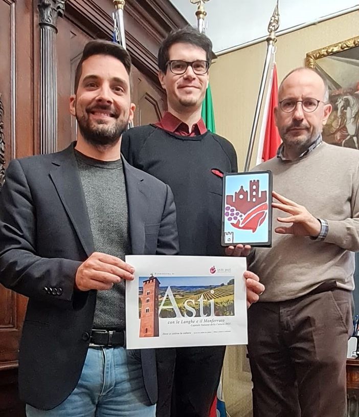 L'autore del logo ritratto con l'assessore Paride Candelaresi e con il sindaco Maurizio Rasero