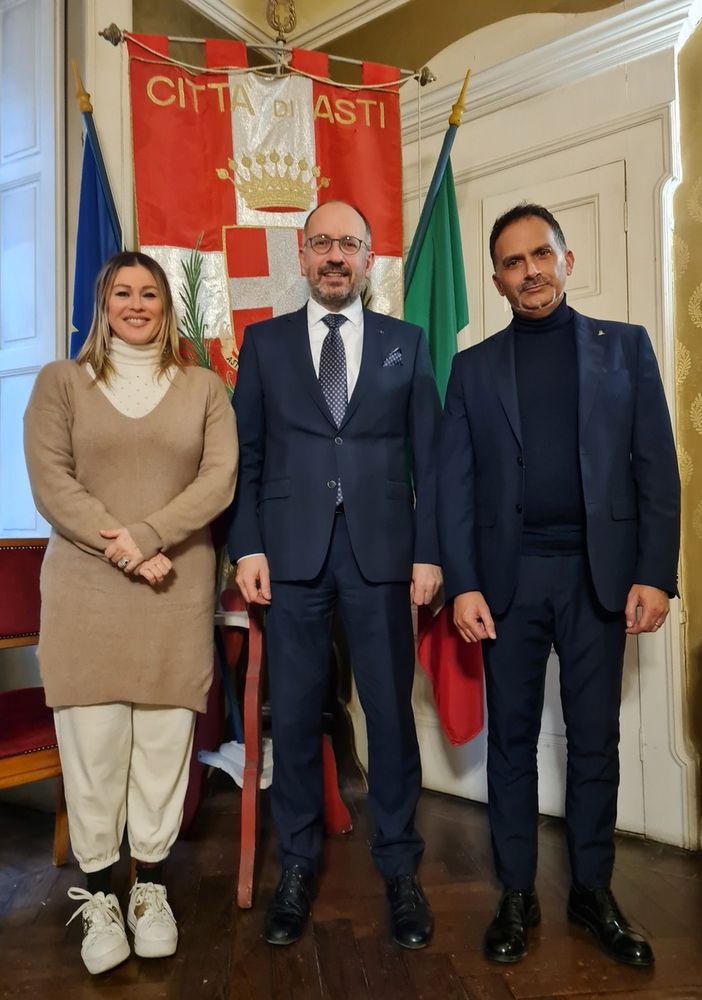 Il sindaco Rasero ritratto tra gli assessori Bologna e Giacomini