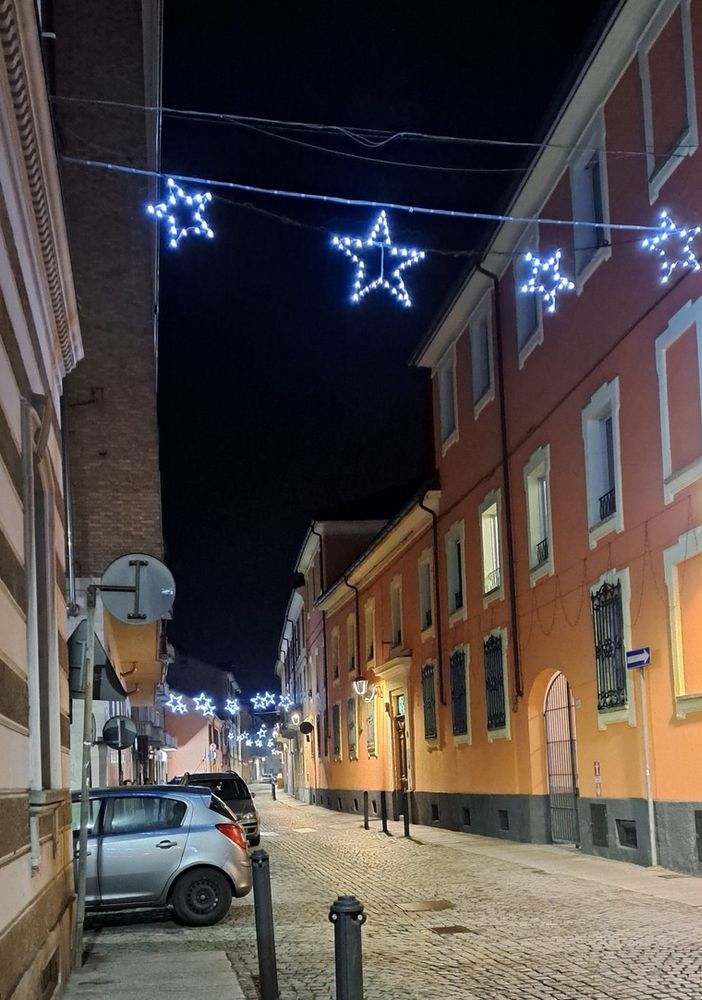 Le luminarie ancora accese in via Brofferio