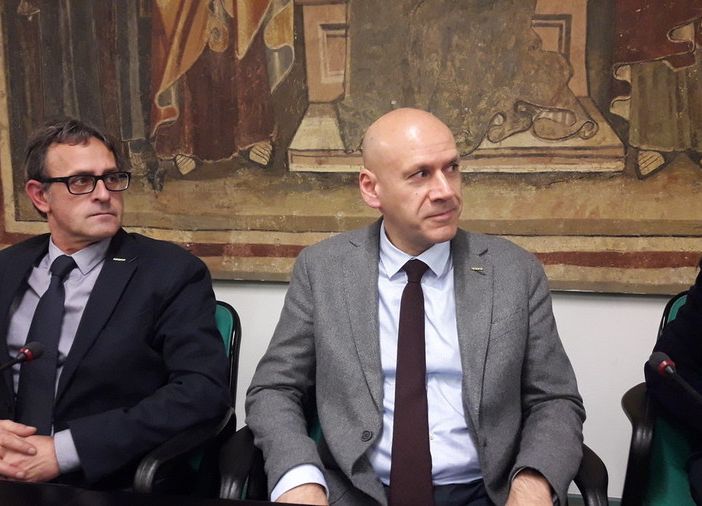 M5S: “Parlamentari e consiglieri regionali, diamo il buon esempio: dimezziamoci lo stipendio!”