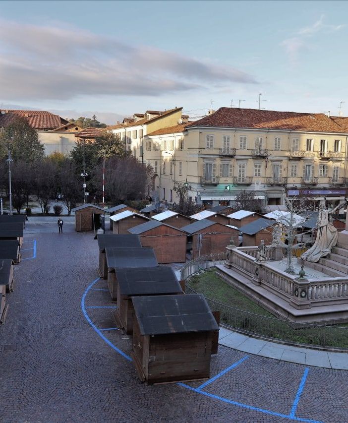 Uno scorcio di piazza Roma con le 'casette' del &quot;Magico Paese di Natale&quot;