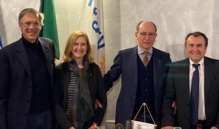 Il Cavaliere del Lavoro Marco Boglione (a sin.), con Maria Grazia Doglione, essa pure Cavaliere del Lavoro, Luigi Florio, presidente Rotary e Marco Fasano, direttore della Fondazione Cavour