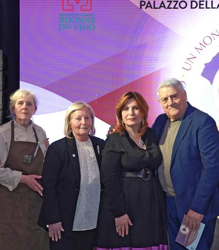 Mariuccia Borio (ultima a destra) con le altre premiate e la presidente nazionale