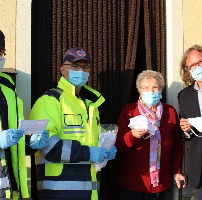 Distribuzione di mascherine, con sindaco e volontari, in casa e in negozi