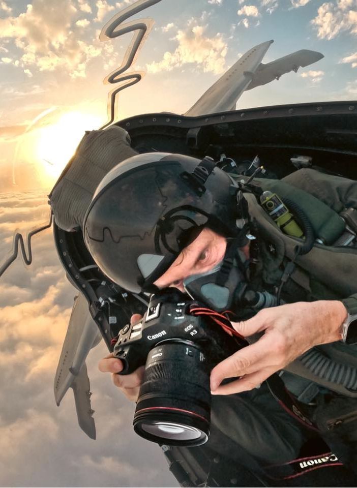 Massimo Sestini ritratto durante la realizzazione di un'immagine (foto tratta dal profilo Facebook del celebre fotografo)