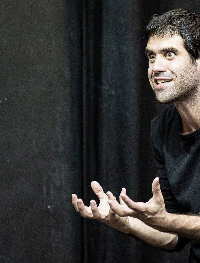 Matthias Martelli in un'immagine di scena (ph. Stefano Roggero)