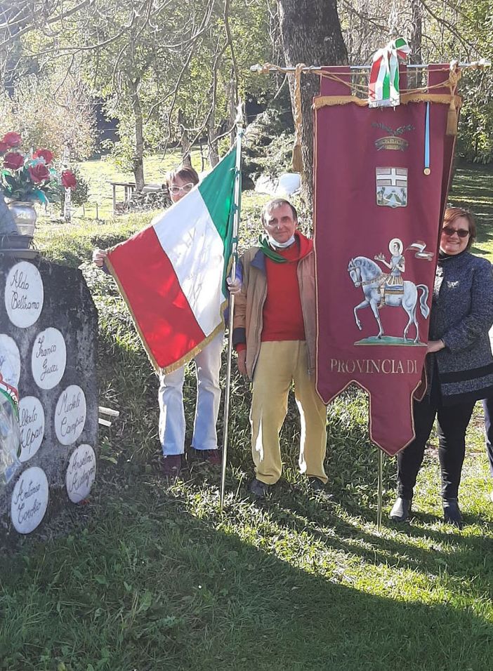 La delegazione dell’ANPI di Asti davanti al Cippo che ricorda l’eccidio di Melle