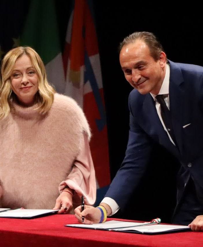 Il momento della firma dell'accordo Stato-Regione immortalato da Merfephoto - Efrem Zanchettin