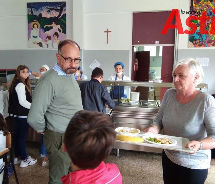 Il sindaco Rasero durante una visita in una mensa