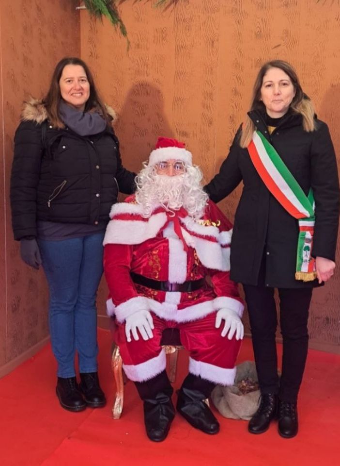 Anna Macchia (a destra), sindaco di Villafranca, e la sua vice Anna Rabino in posa con Babbo Natale