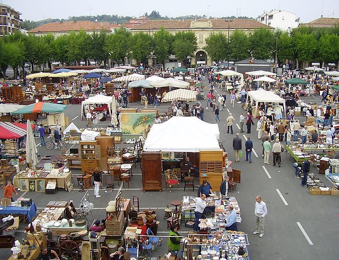 Oggi Nizza Monferrato si colora con il mercatino dell'antiquariato