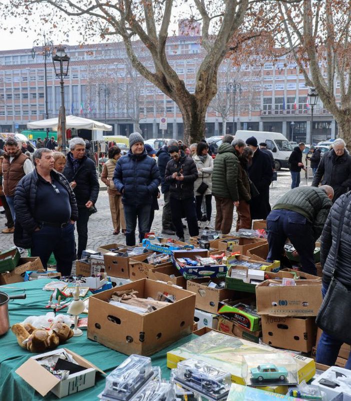 Asti: fosche nubi sul mercato dell'antiquariato, tra nuovi disagi per il carico-scarico e qualità lamentata in calo
