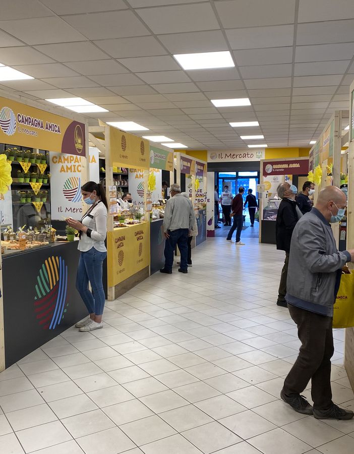 Due immagini del Mercato Contadino di Campagna Amica Coldiretti