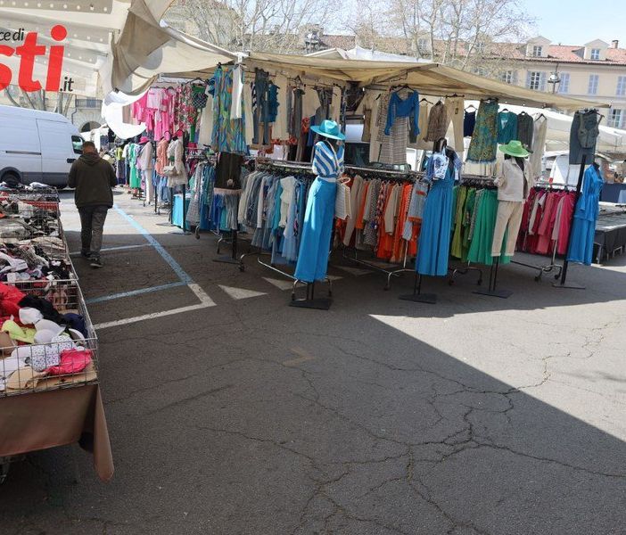 Continua la querelle su orari e spazi del mercato di piazza Alfieri [VIDEO]
