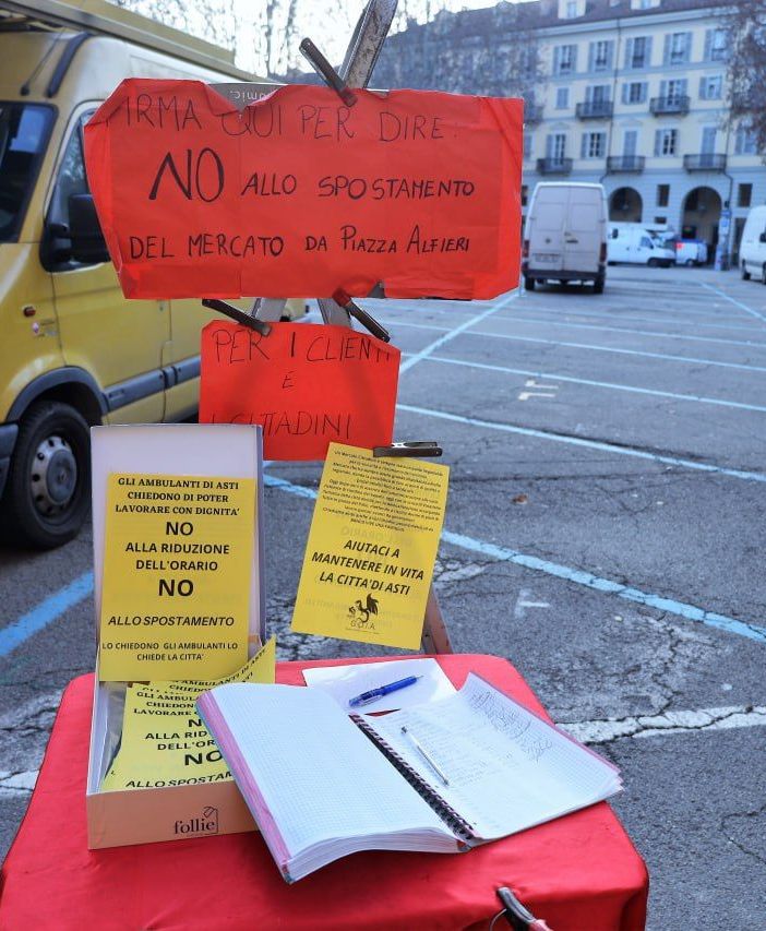 &quot;Chiediamo aiuto anche ai cittadini, dietro a un banco vive una famiglia&quot;. Nuovo sit-in degli ambulanti astigiani