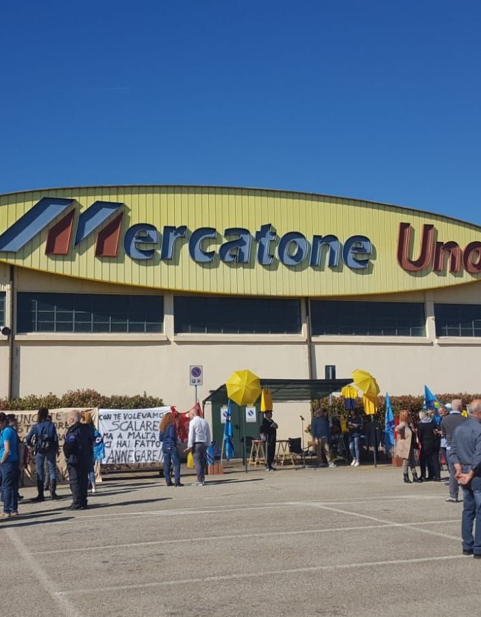 Il presidio al Mercatone Uno