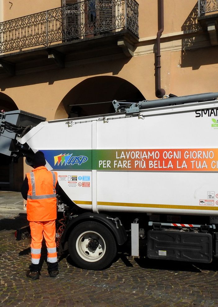 Un mezzo di raccolta rifiuti Asp