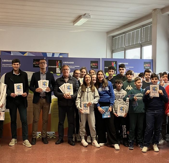 Sindaco e vicesindaco di Moncalvo con alcuni studenti cui sono destinati i volumi di educazione ambientale